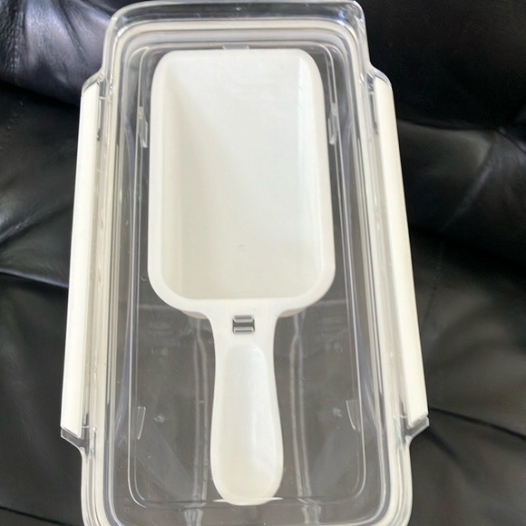 Locking 16 cup Food Storage Container Kitchen storage - Picture 7 of 13